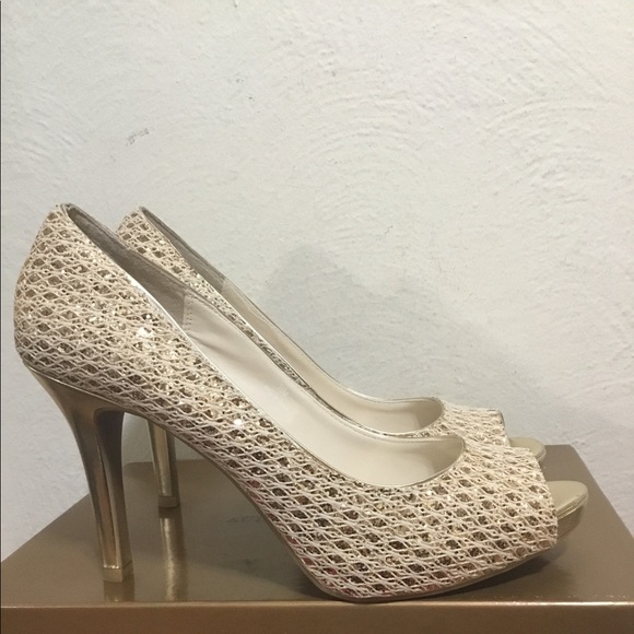 Audrey Brooke 9.5M Sexy Gold Peek Toe Pumps EUC - Picture 5 of 8